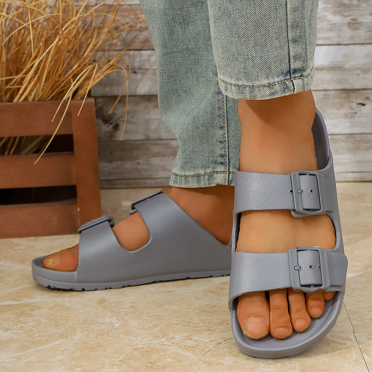 شباشب رجالية كاجوال بسيطة بإبزيم قابل للتعديل من قطعة واحدة من إيفا بشريط مزدوج مسطح سهل الارتداء مناسبة لصنادل الشاطئ الداخلية والخارجية