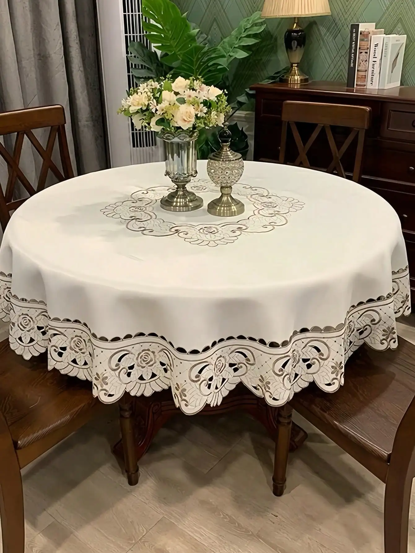 1 Piece Floral Pattern Round Tablecloth, Modern Style Polyester Fiber Round Embroidered Hollow-Out Heat-Resistant and Dust-Proof Tablecloth, Suitable for Round Tables, Coffee Tables, Daily Decoration, Suitable for Wedding Party Decoration, Can Be Used for Dust Protection on Furniture Such as Nightstands