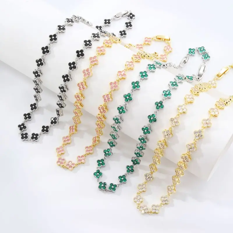 Autumn Clover Pendant Necklace, Collarbone Chain, Unique Creative Niche Design, Fashionable And Versatile, Suitable For Gifting