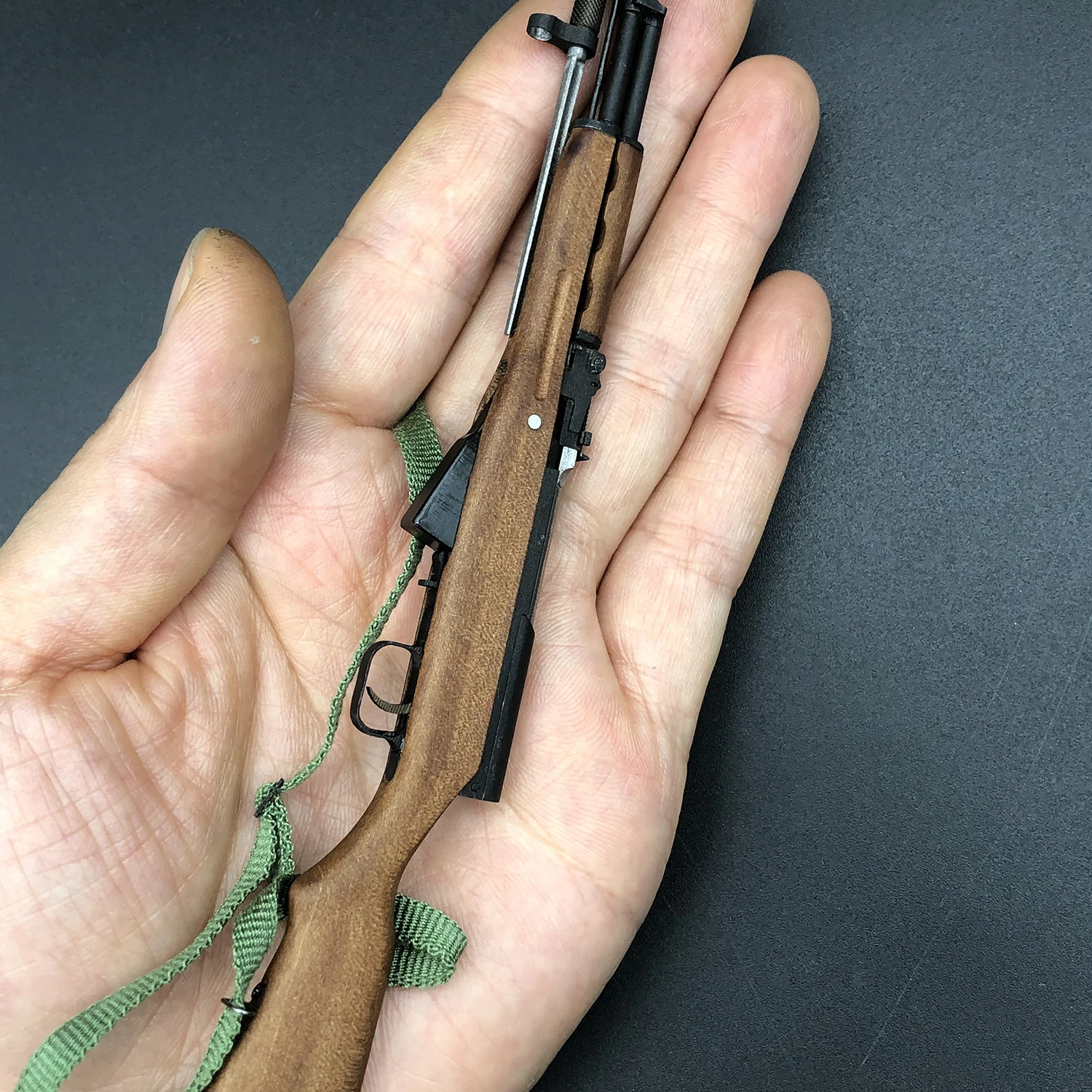 Modello di fucile da paracadutista in scala 1/6 fatto a mano in legno metallo staccabile cinese tipo 56 fucile semiautomatico a baionetta per action figure da 12 pollici