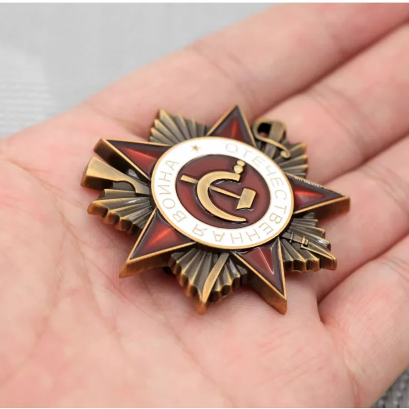 

Брошь в виде памятной медали в стиле ретро в советском стиле на заказ для кино и телевидения