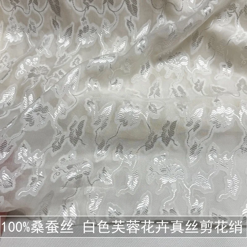 abito-cheongsam-traslucido-in-seta-jacquard-con-fiori-di-ibisco-bianco-tessuto-in-seta-di-gelso-satinata