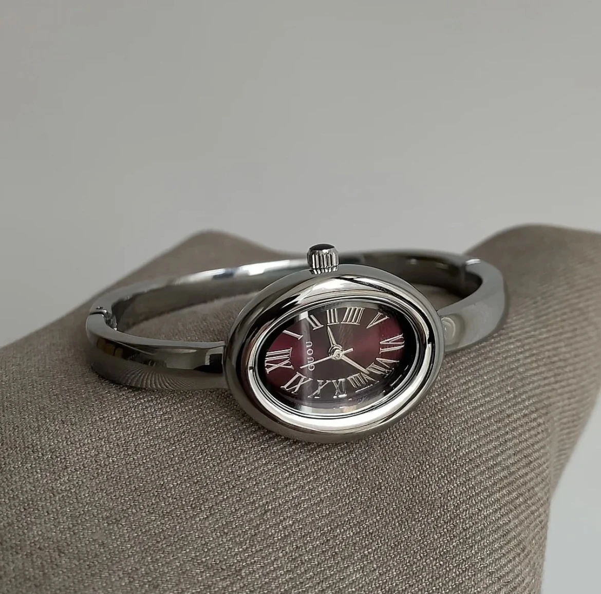 

Дизайнерские часы-браслет, серебряные овальные простые темпераментные женские часы, модные и роскошные женские часы, подарок для подруги