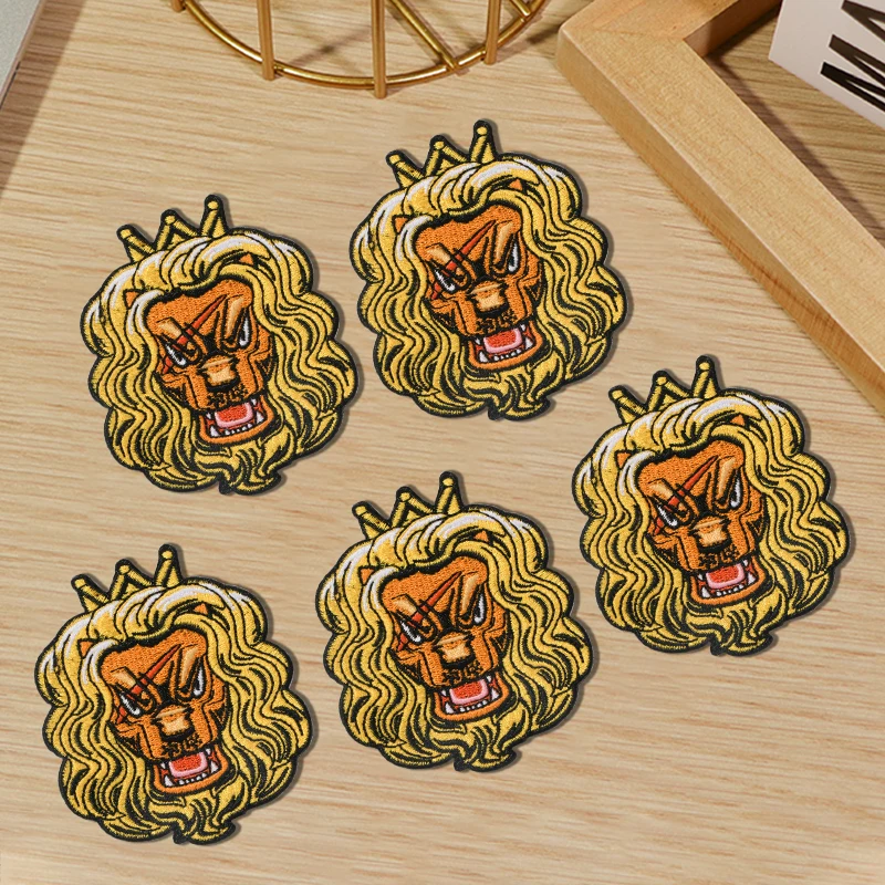 5 toppe ricamate termoadesive con corona d'oro e leone adatte per magliette fai da te, felpe, giacche, jeans, zaini, borse,