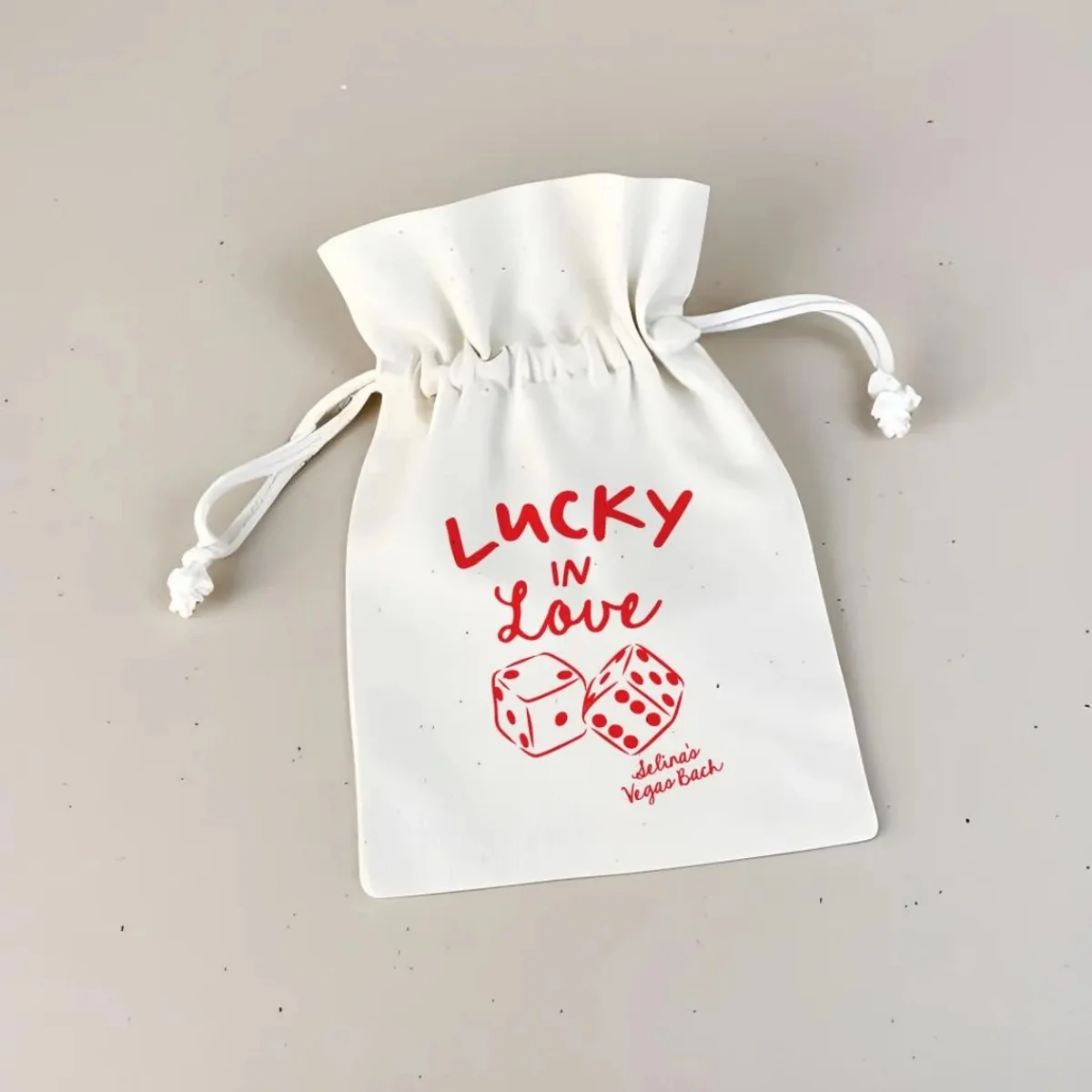 Kit de resaca de Vegas de 25 piezas: recuerdo de despedida de soltera de Vegas, despedida de soltera de Vegas, suerte enamorada, dados de Vegas, bolsa de resaca personalizada