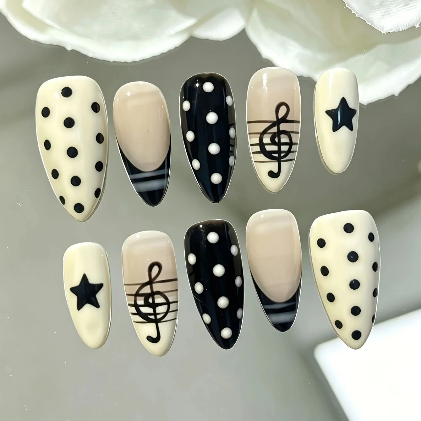 10 faux ongles en forme d'amande pressés à la main, magnifiques faux ongles, motif pois noirs sur blanc laiteux, adaptés aux femmes