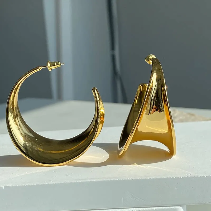 Fashion Europe American Gold Silver Smooth Curved Earrings Woman Fashion Model Jewelry
