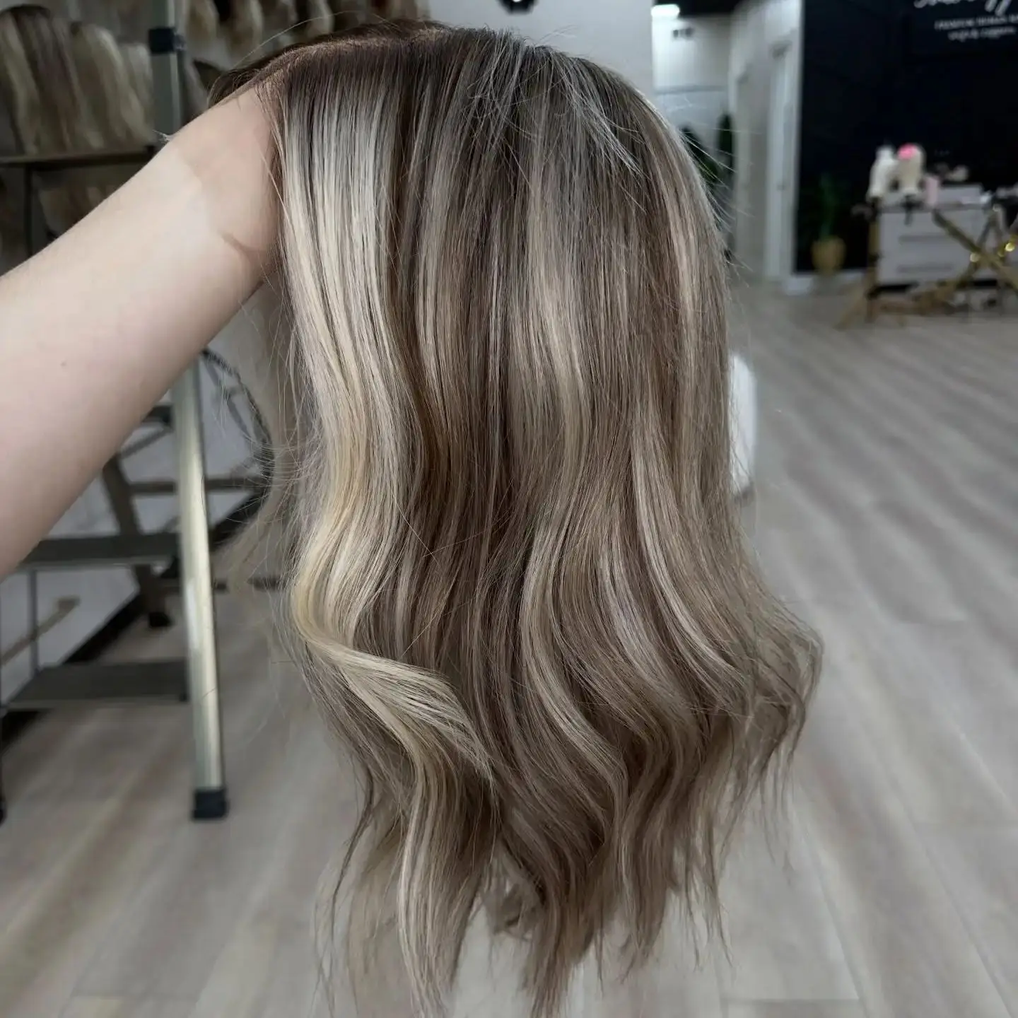 

Коричнево-русые смешанные цвета, теплые парики без клея, синтетические волосы, короткий боб, волнистые, 13*4 HD, прозрачные кружевные парики для женщин, для повседневного использования