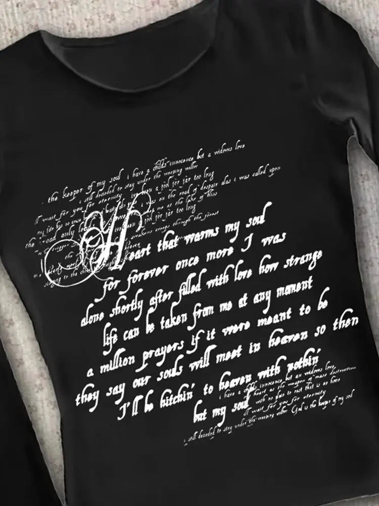 T-shirt a maniche lunghe in stile gotico scuro europeo e americano con stampa di lettere girocollo slim fit alla moda da donna piccante