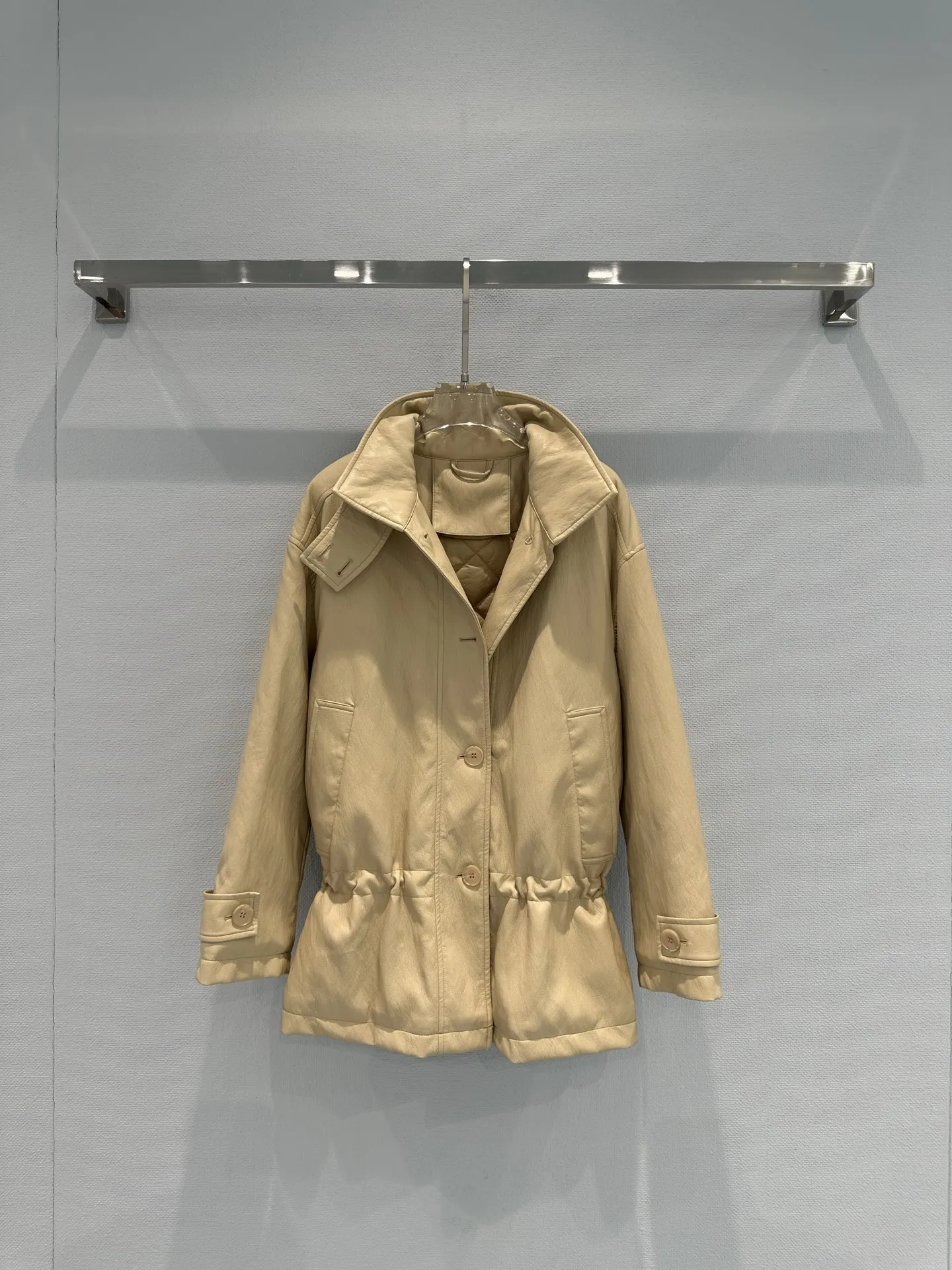 Nueva chaqueta de plumón versátil a prueba de viento con cuello levantado a la moda para actividades al aire libre de otoño e invierno para mujer