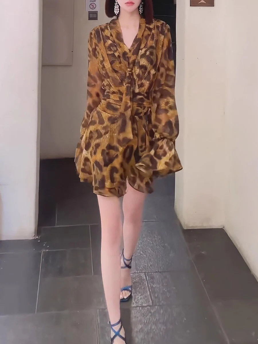 TWOTWINSTYLE ليوبارد تقسم الكشكشة طيات فساتين الموضة للنساء الخامس الرقبة طويلة الأكمام تونك المرقعة الدانتيل يصل فستان الإناث