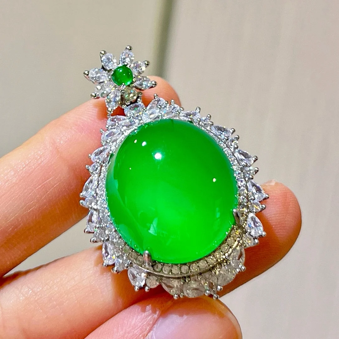 

New Chinese retro ice-penetrating emperor green chalcedony egg surface pendant copper silver-plated full diamond luxury inlaid p