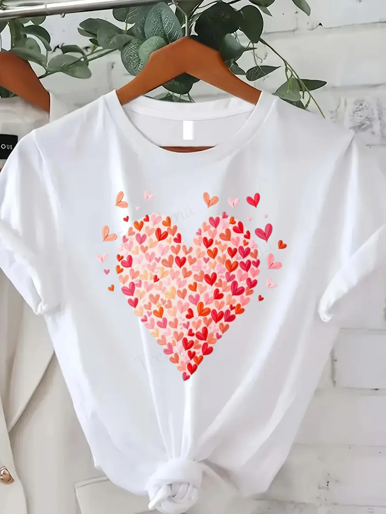

Comfortable Women's Print T-shirt Chic Heart Print T-Shirt for Women - Casual Valentine's Day Style