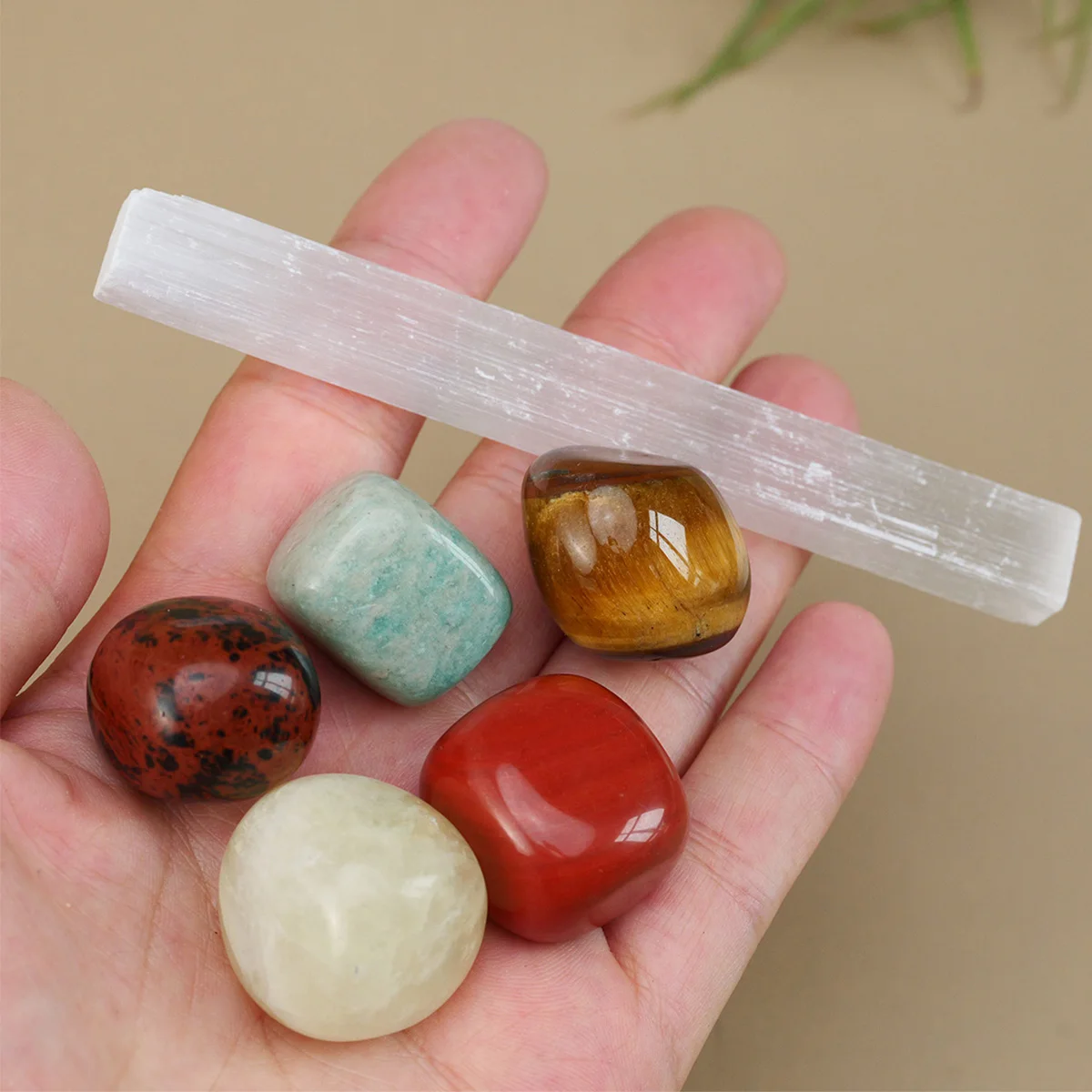 1 STÜCK Natürlicher Kristall 12 Sternzeichen Rolling Stones Selenit Stick Set Bunte Kristall Handwerk Meditation Stein Urlaub Geschenk – Detail 3