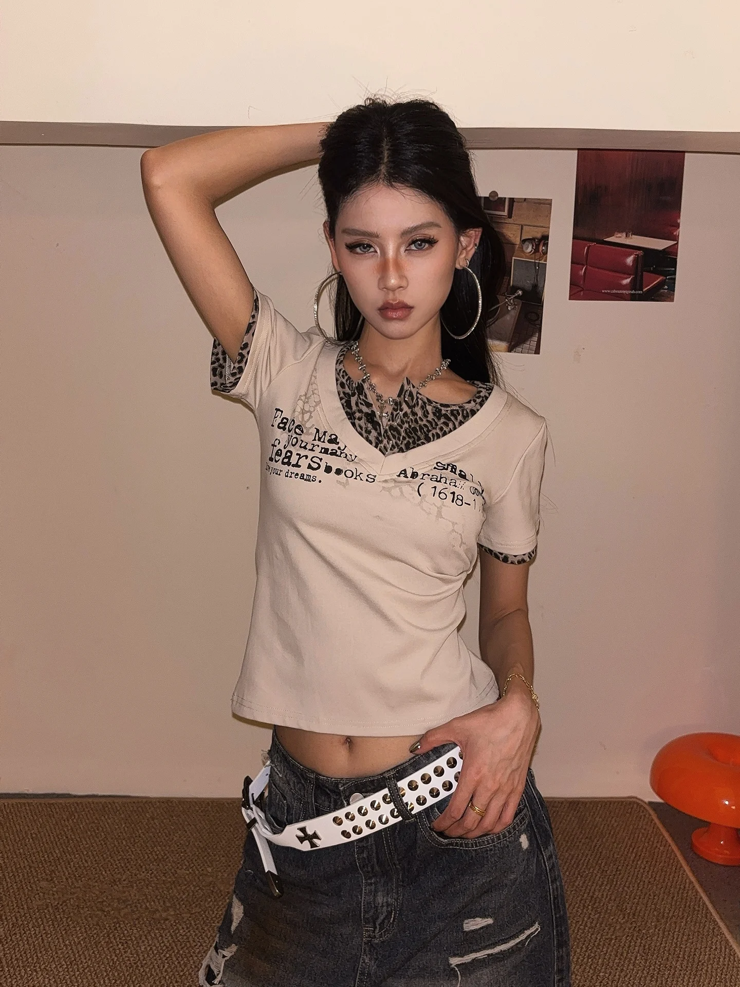 

Женская летняя футболка Slim Fit с коротким рукавом, V-образным вырезом, леопардовым принтом и имитацией двухслойности, модный топ для девушек в уличном стиле