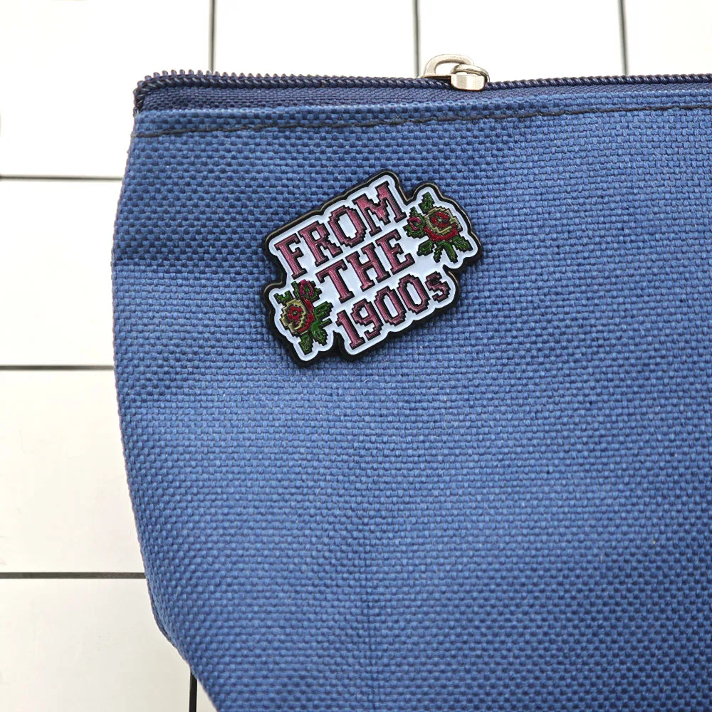 Aus dem 19. Jahrhundert Emaille-Pin Retro Pixel-Art Buchstaben Broschen Kreuzstich Rose Reversnadel Lustiger Y2K Schmuck Geschenk für Rucksack – Detail 5