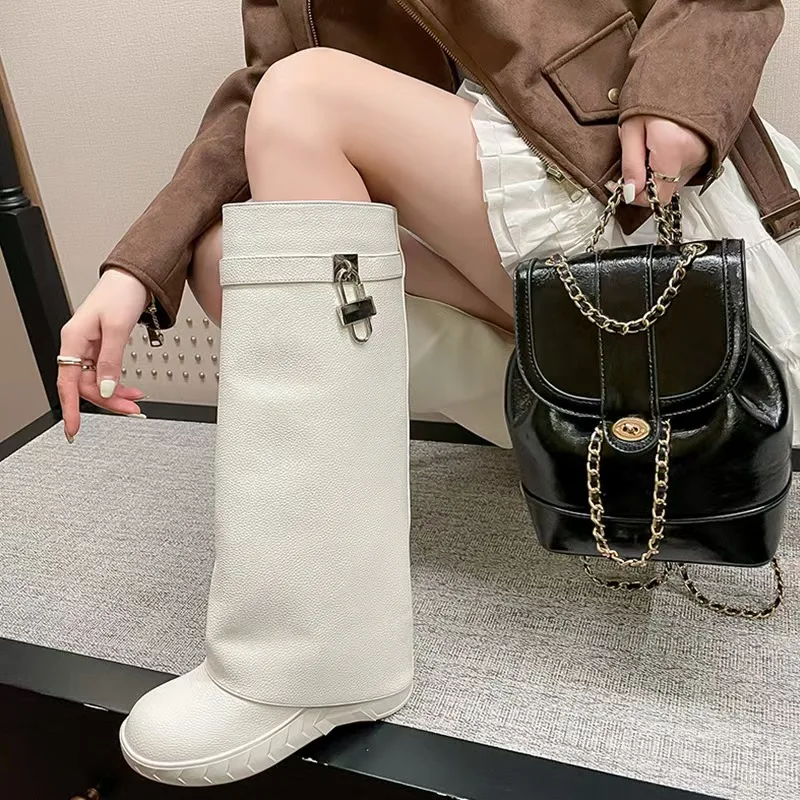 

2026 Autumn Winter Foreign Trade Round Head Big Barrel Waist Straight Barrel Lock Buckle Shark Buckle Mid length Boots Forme