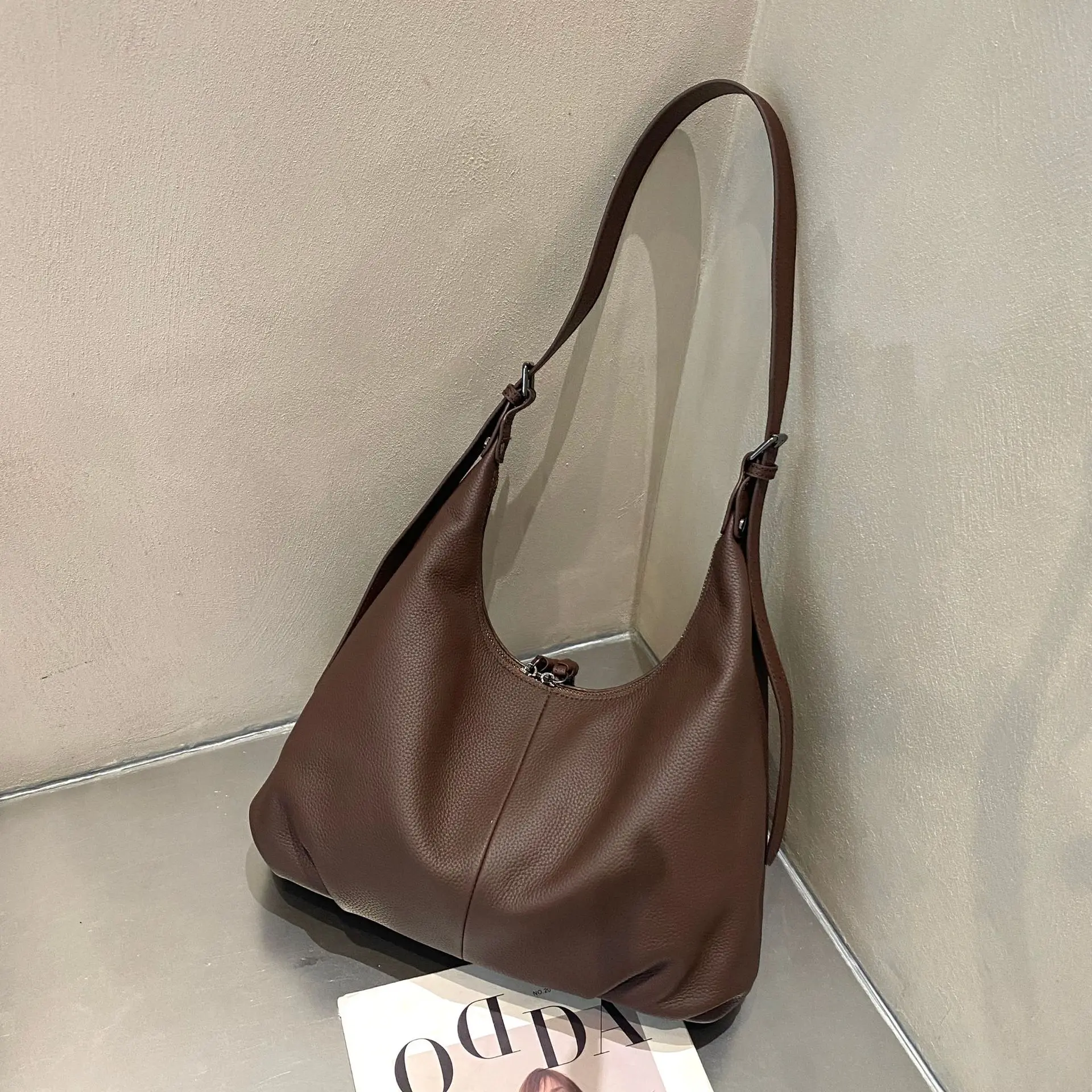 

Women's Genuine Leather Crossbody Bag - Elegant Shoulder Handbag with European Style, Versatile Tote for Office & Casual Wear