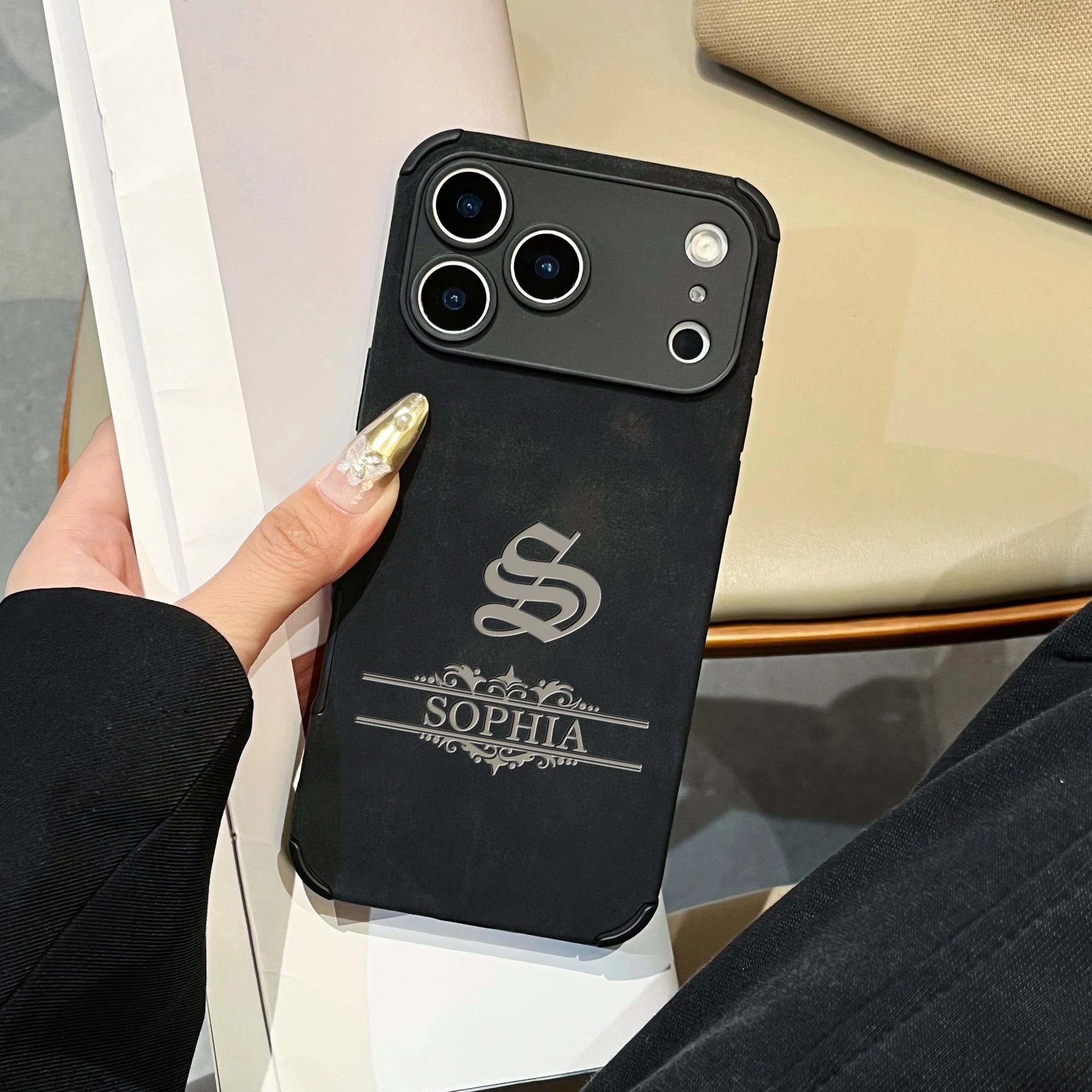 Individuelle Buchstaben DIY Name Gotisches Muster Kunstleder Handyhülle Geschenk für iPhone 18 17 16 15 14 13 12 11 Pro Max 17 Air Plus – Detail 8