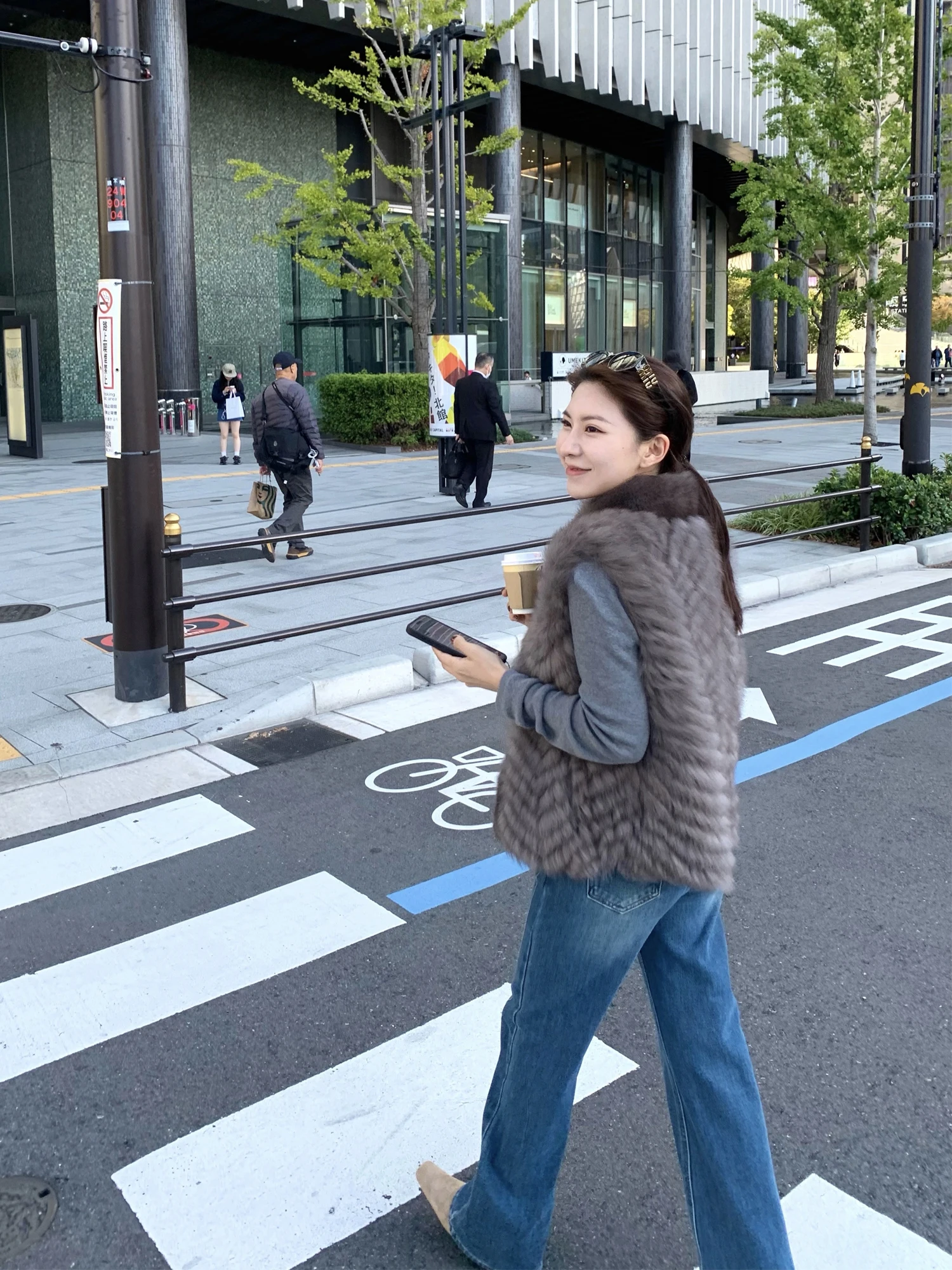 

Женский зимний теплый жилет IceyBella Little Ice Cleanfit с меховым воротником-стойкой и утеплением из овчины, модель Tokyo Lady