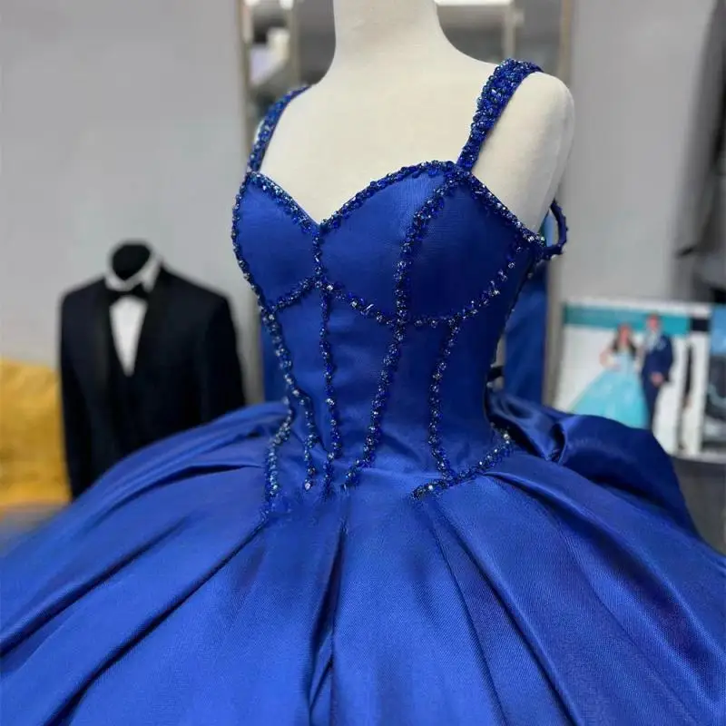 Maßgeschneidertes blaues Satin-Ballkleid für 15. Quinceanera, Spaghettiträger, Kristallperlen, Schnürung, Hofschleppe, Vestido De Graduaction