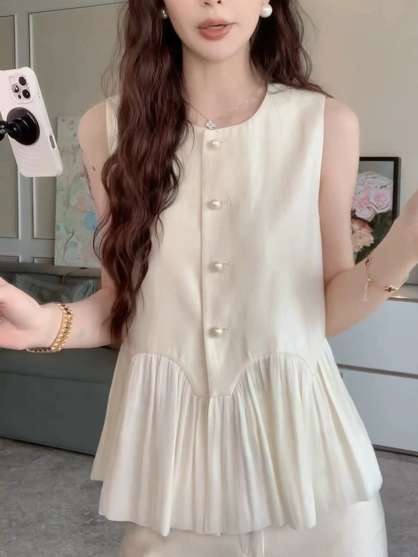 توب نسائي صيفي 2025 بتصميم أنيق وعصري بدون أكمام بزر واحد، مناسب للعمل والمناسبات اليومية.