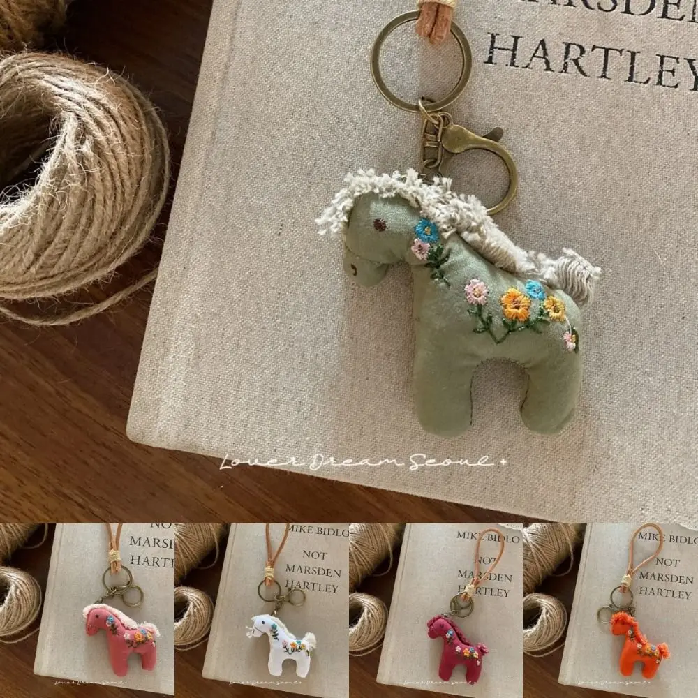 جديد الكرتون الحصان المفاتيح لطيف على ظهره سحر ريترو ستايل التطريز الحصان سنة مفتاح سلسلة هدايا عيد الميلاد
