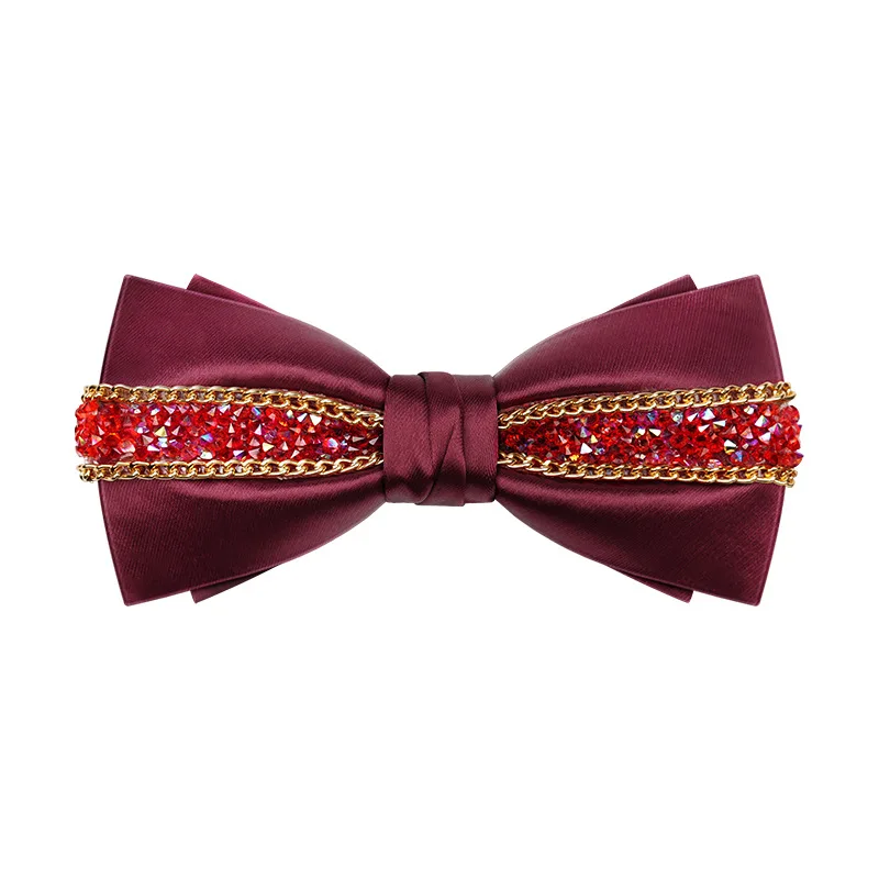 

A man's wedding flat The groom's shirt is a brotherhood fashion wine red bow tie