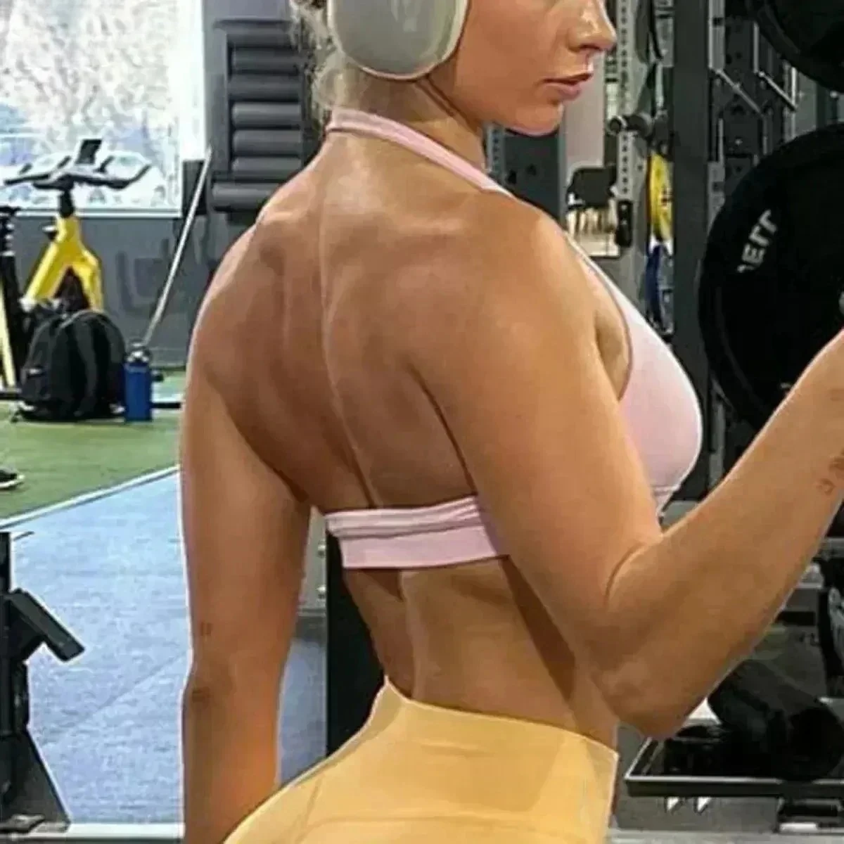 

D-LOGO Seamless Halter Bra for Women Sexy Open Back Yoga Top Bras Workout Strappy Gym Crop Top Padded Sportswear