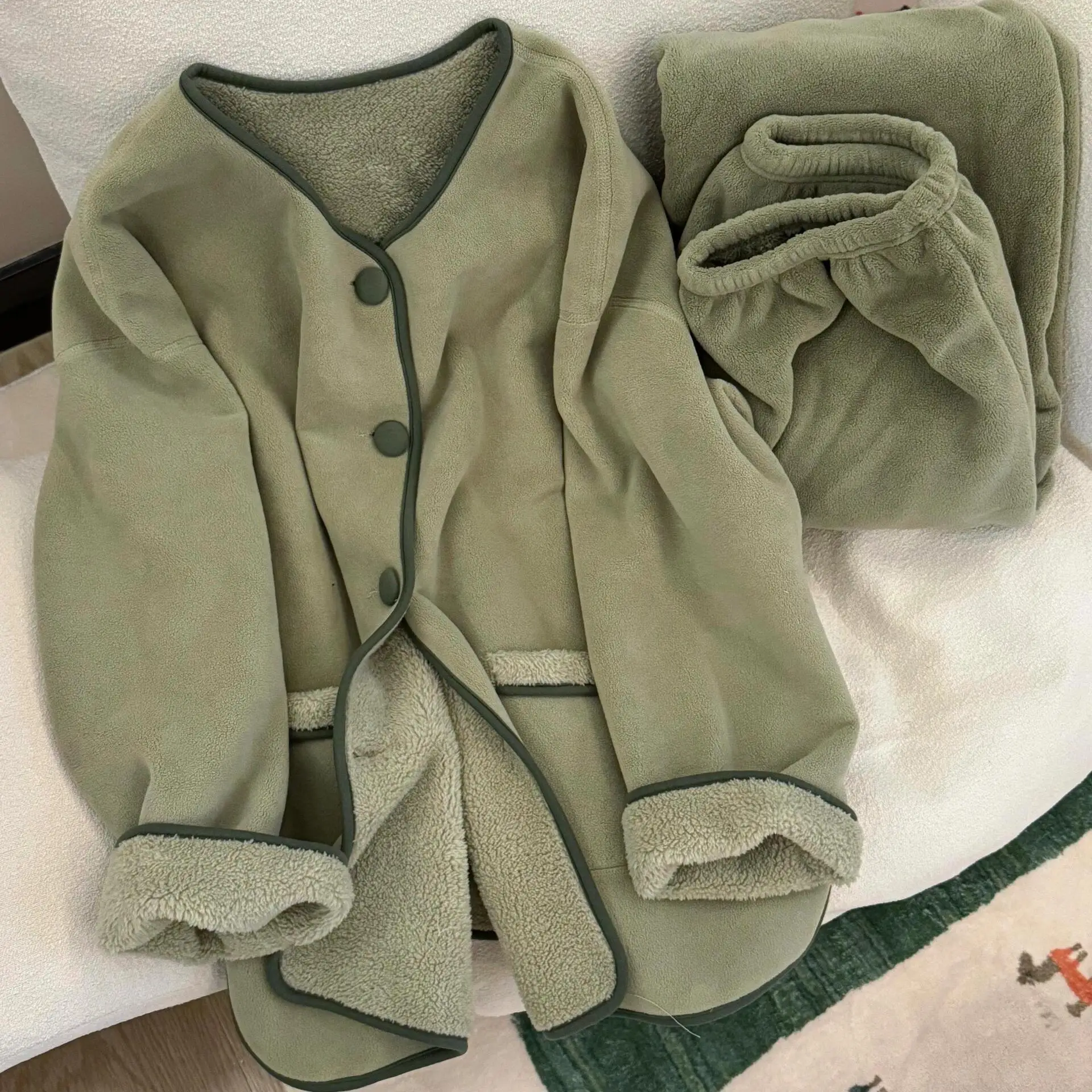 

2026 Winter Coral Fleece Women's Set Fleece-lined Thick Flannel Button-down Cardigan + Trousers 2-Piece Loose-fitting Pajama Set