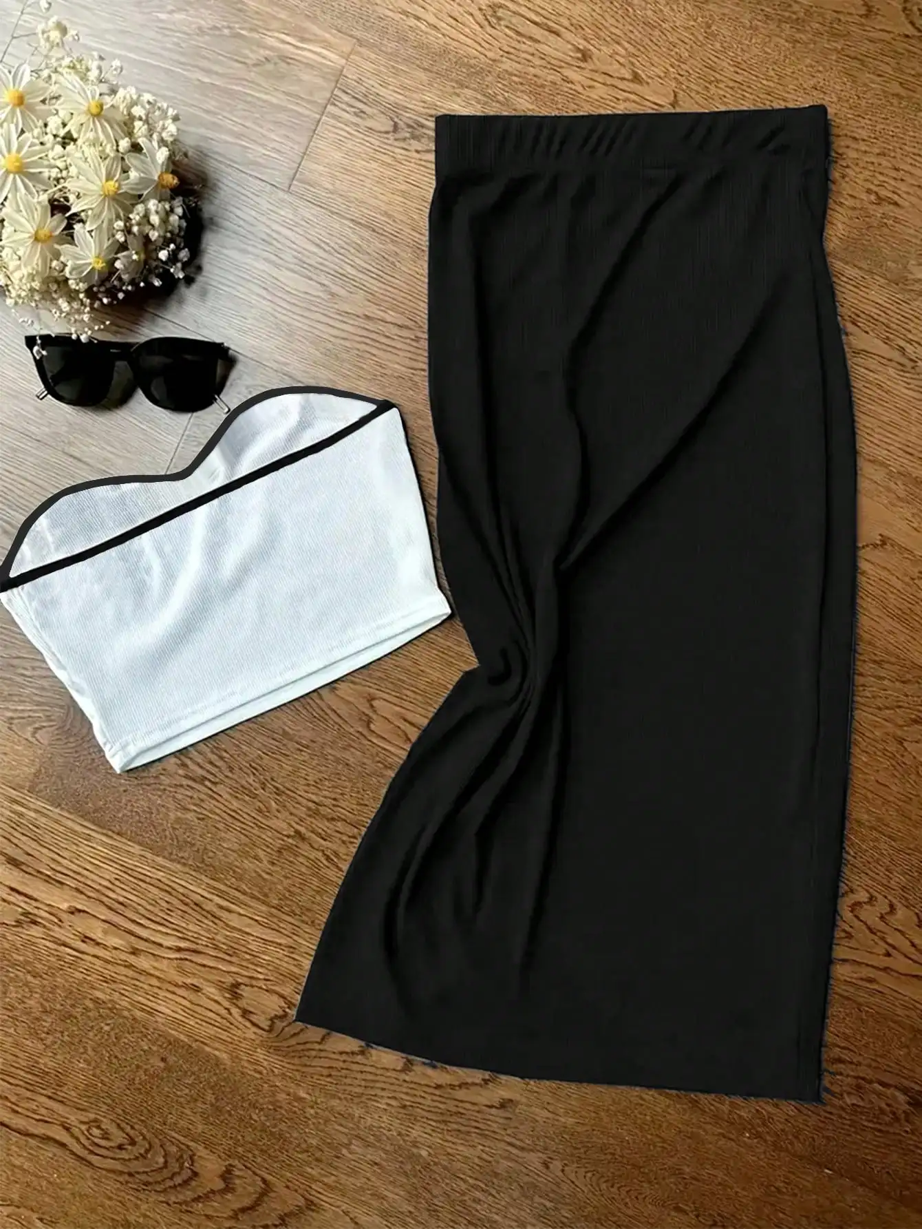 Set coordinato con top corto bianco sexy e gonna a tubino nera, tessuto lavorato a maglia, completo estivo chic