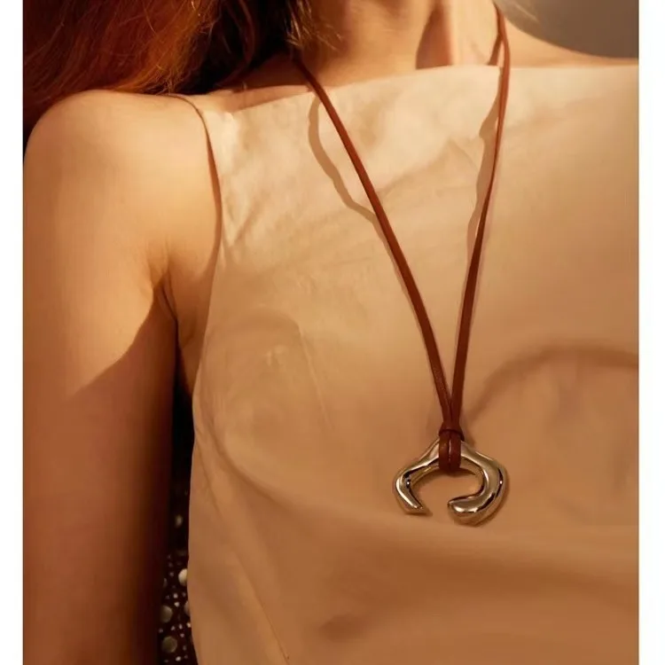 

Длинное Латунное кожаное колье с U-образным вырезом, ассиметричное Ювелирное Украшение для женщин в стиле панк, дизайнерский подиумный наряд в стиле бохо, Япония, корейский стиль