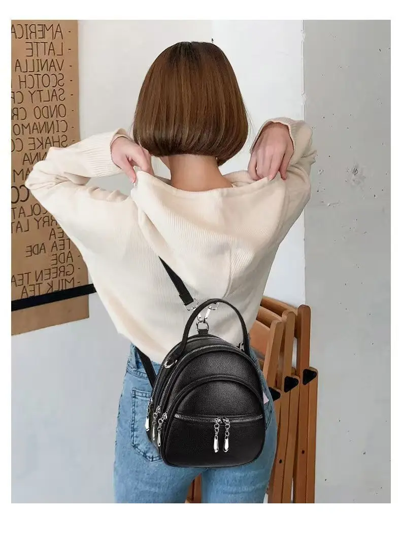 Ein hochwertiger multifunktionaler kleiner Rucksack für Damen, eine neue Mini-Handtasche in Uni-Farbe, im lässigen Schulstil. – Detail 4