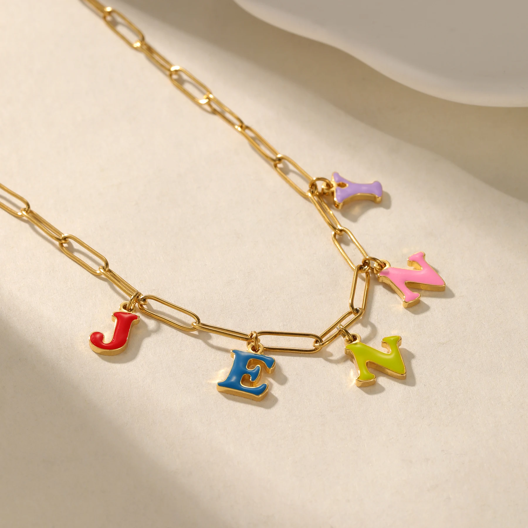 Emaliowany naszyjnik z literką – Initial Letter Necklace 18K Gold recenzja i cena