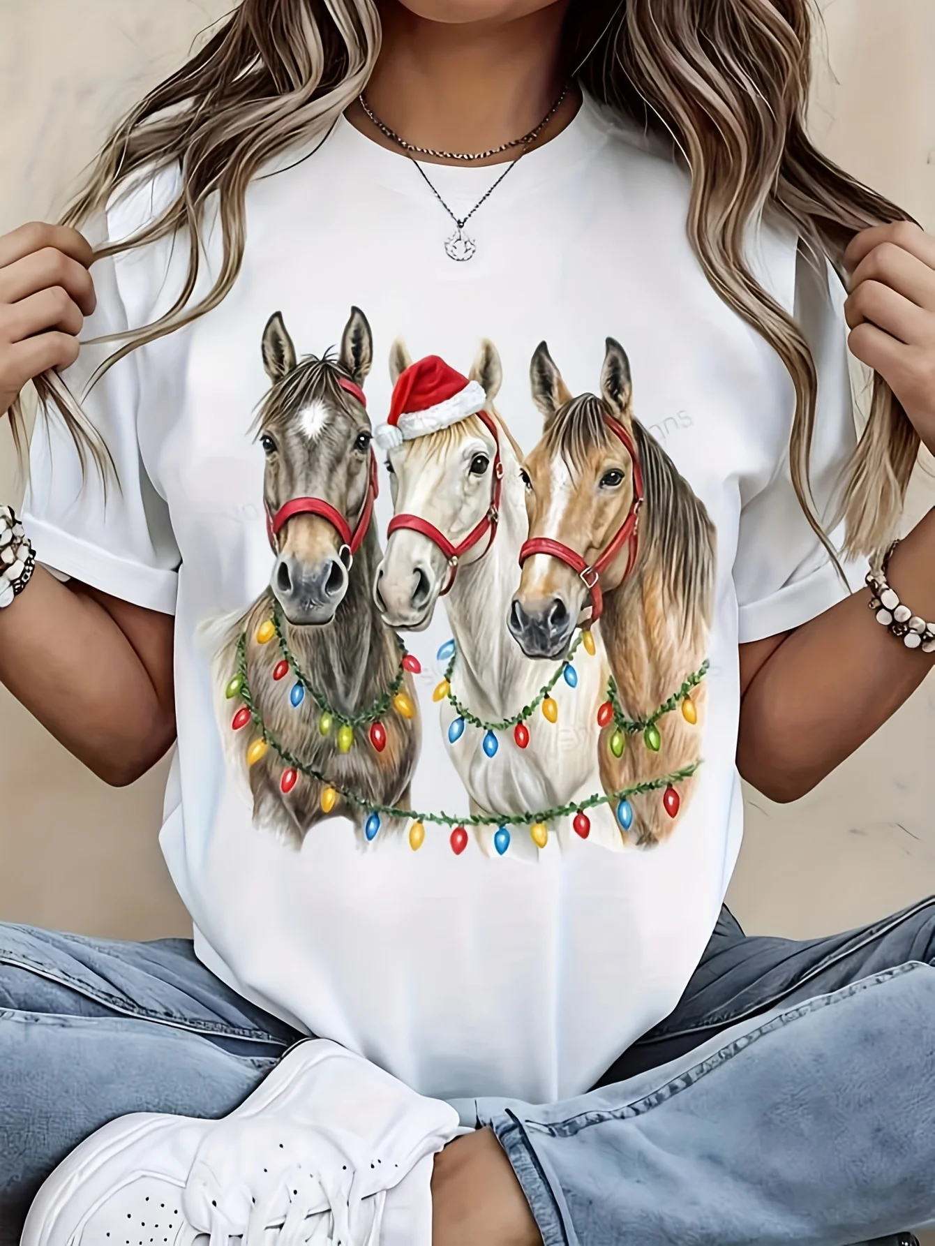 Women's Christmas Horse Print T-Shirt with Santa Hat & Lights - Short Sleeve Round Neck Casual Top, Cute Horse & Holiday Lights Graphic, Black Winter Party Outfit, Breathable Daily Wear for Xmas Gift or Horse-Themed Apparel