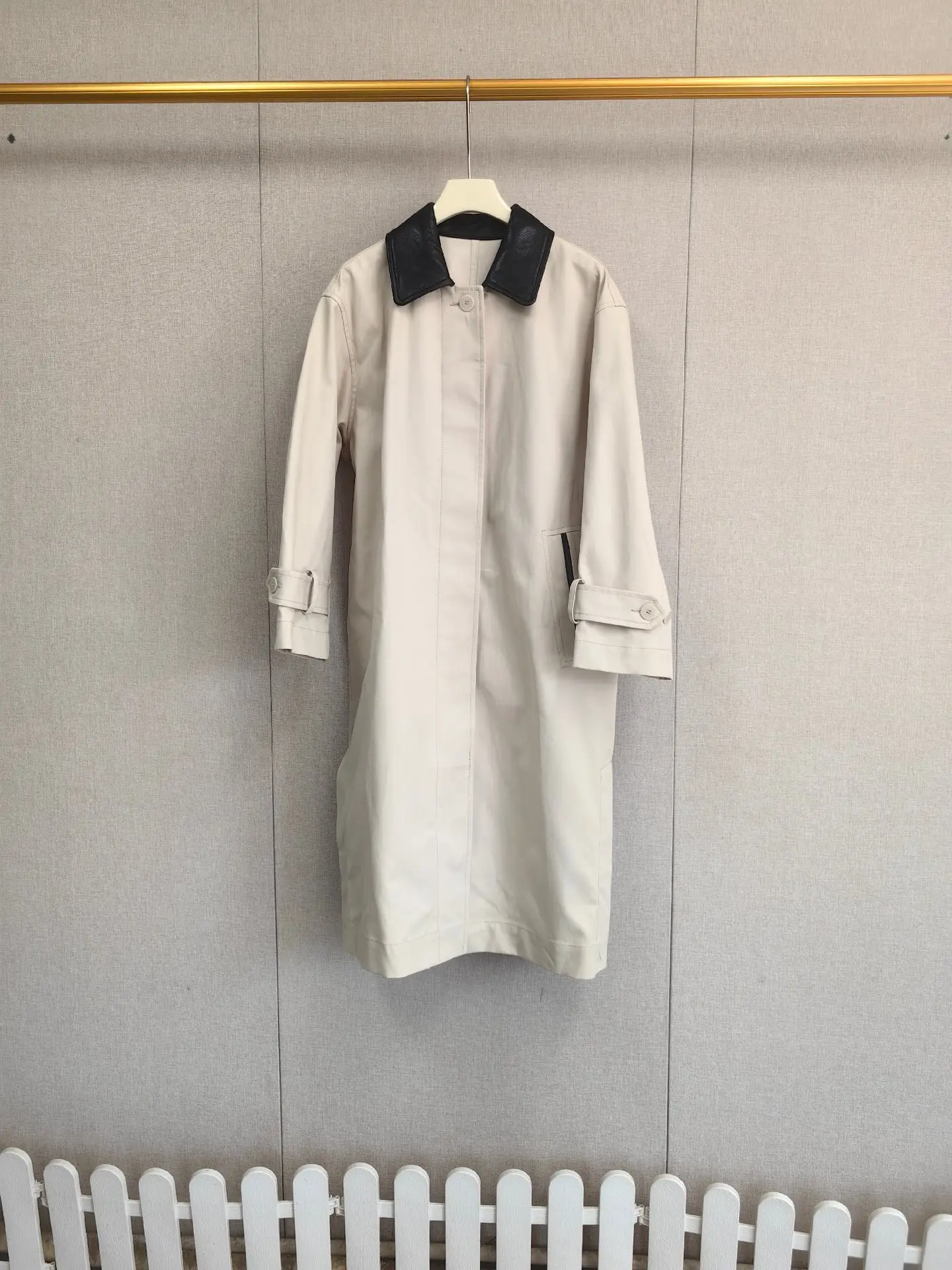 2026 Early Autumn Women's Mid-Length Trench Coat Fashion Color-Blocked Leather Collar Long Sleeve Cover Buttons Jacket