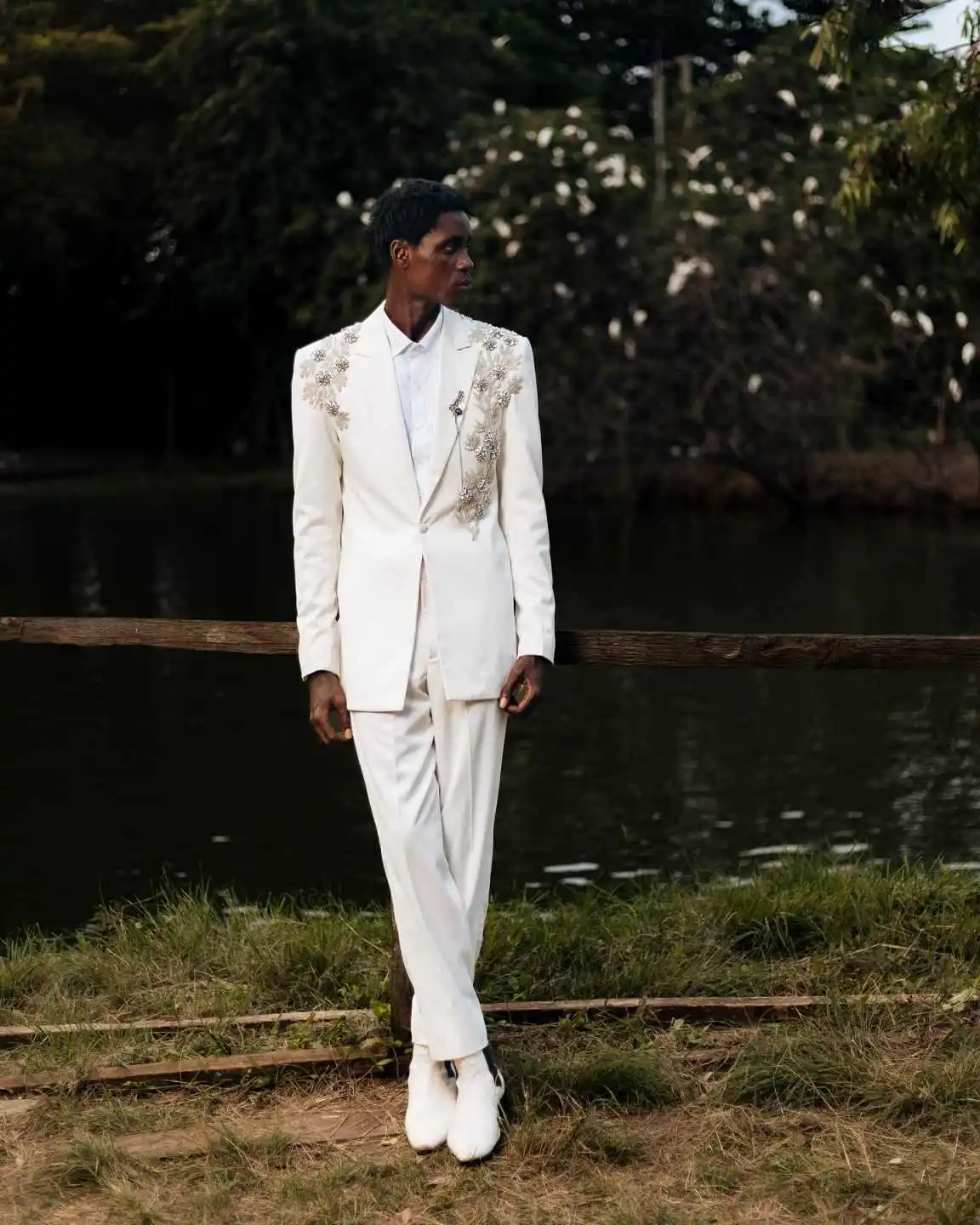 Fashion Customized 2 Pieces Men Suits Peaked Lapel One Button Jacket Tuxedos Appliques Slim Fit Wedding Party Outfits