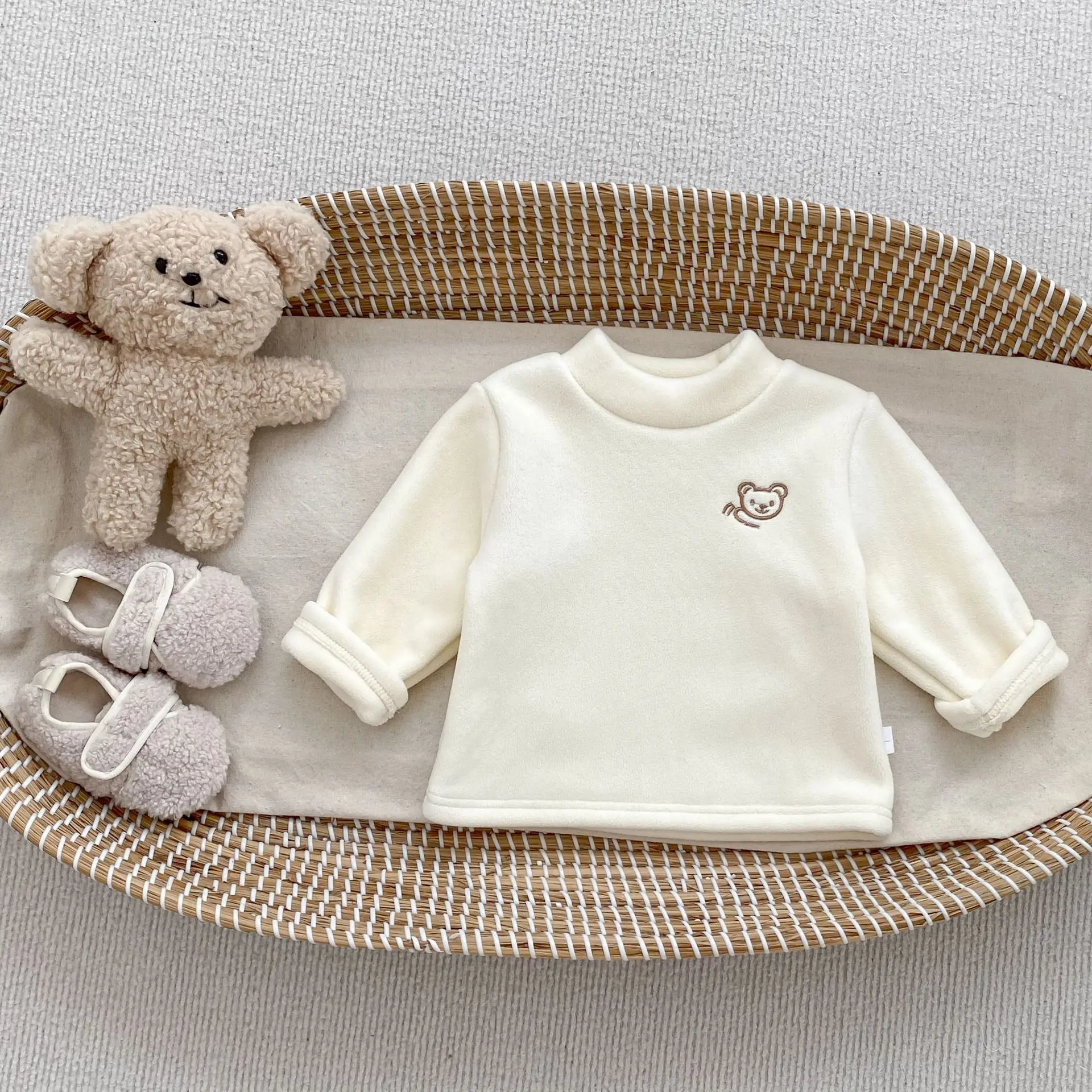 تي شيرت دافئ بأكمام طويلة للأطفال جديد لشتاء 2025 تي شيرت للأولاد والبنات من الصوف قمصان سميكة مخملية للأطفال تي شيرت لطيف على شكل دب