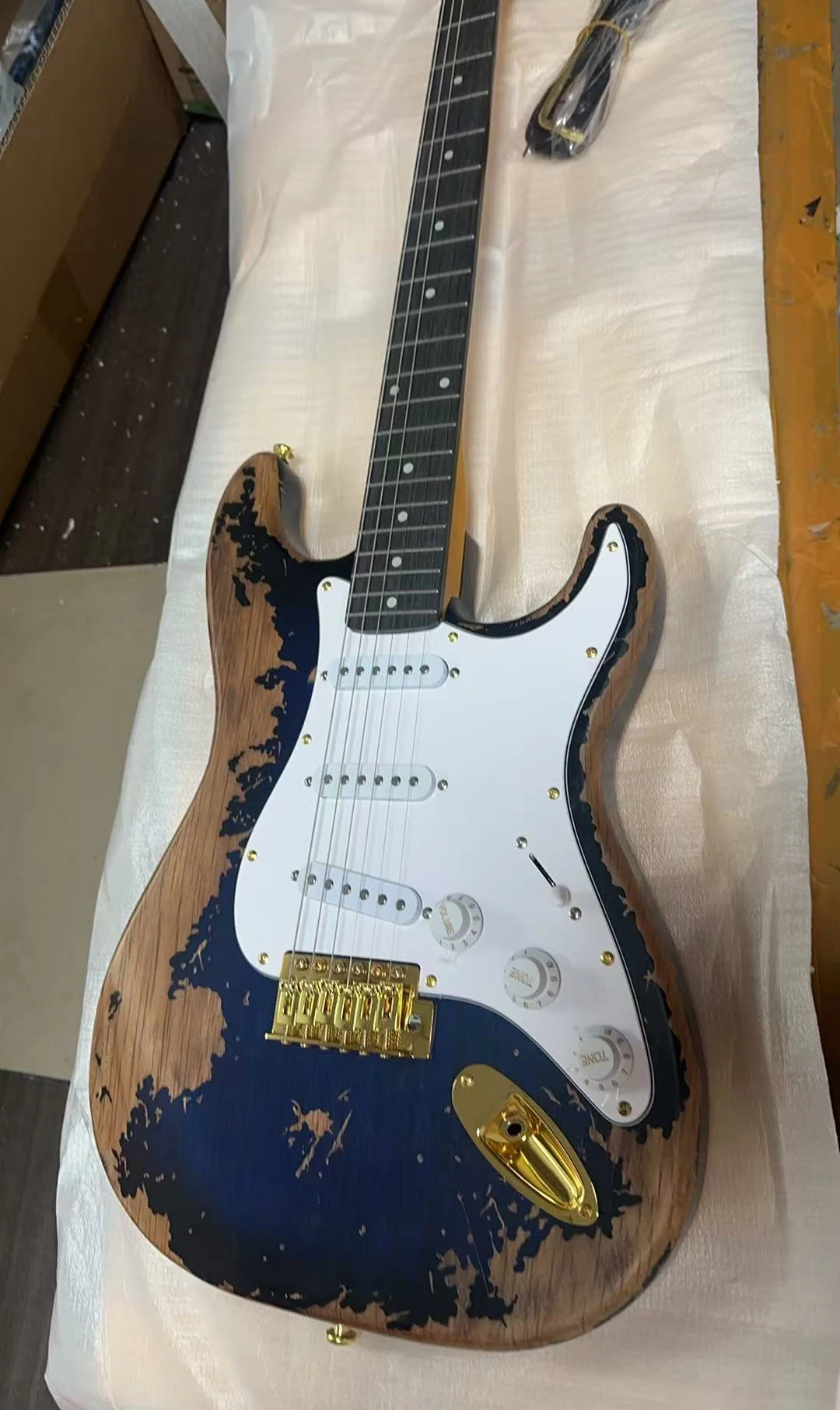 

Горячая новинка 2026: Гитара 39 дюймов, корпус из ольхи, гриф из палисандра, звукосниматели SSS, белая накладка, фиксированный бридж