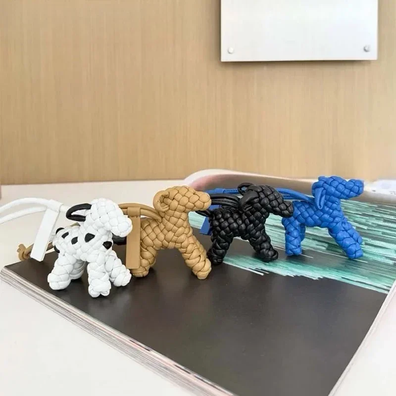 

2025 новейший плетеный брелок для собаки из натуральной кожи, брелок премиум-класса, изысканный орнамент в виде животного, стильный аксессуар для сумки, роскошный автомобильный кулон