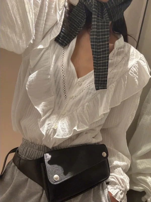 

Chic Lace Trim Embedded Wooden Ear round Ne Long Sve Women's irt Korean Sle Lantern Sve Thin Fabric Autumn New Ar...