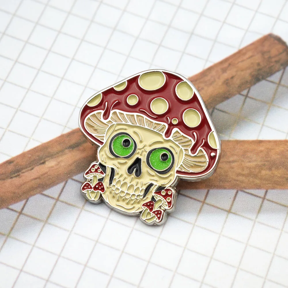 Im Dunkeln leuchtender Pilz-Totenkopf-Emaille-Pin, rote Pilz-Brosche, psychedelische Anstecknadel, Gothic-Halloween-Schmuckgeschenk – Detail 11