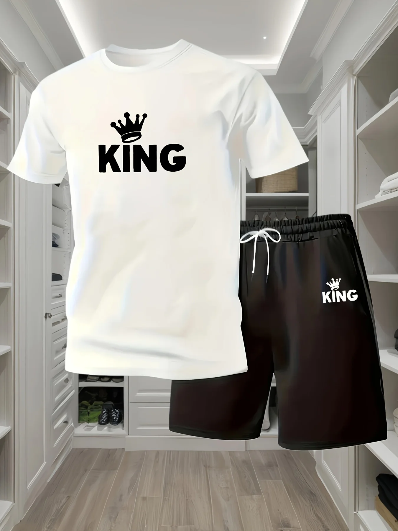 

Летний мужской комплект с принтом короны: модная футболка с коротким рукавом + шорты на шнурке, комплект из двух предметов.