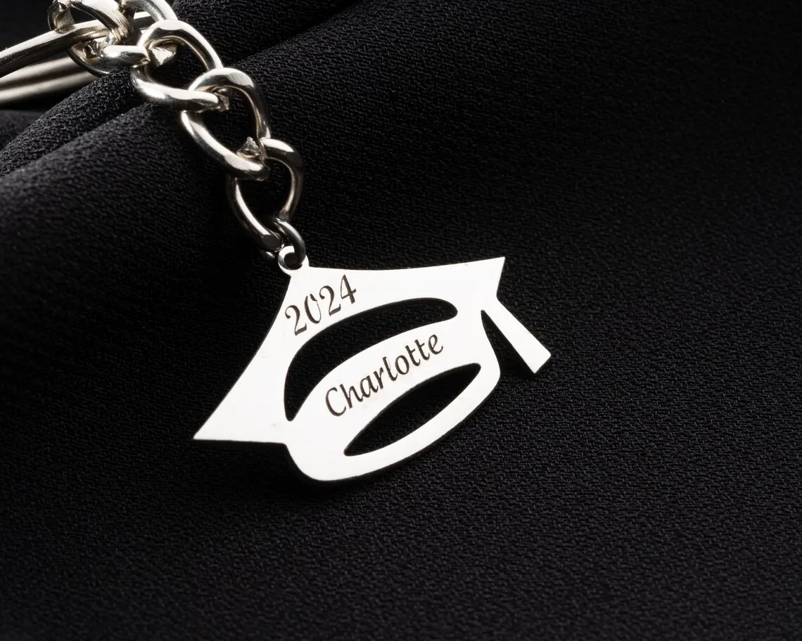 Custom 2024 Graduation Name Keychain Women Men Jewelry Stainless Steel Personalized Year Nameplate Dr Hat Keyring Best Gifts