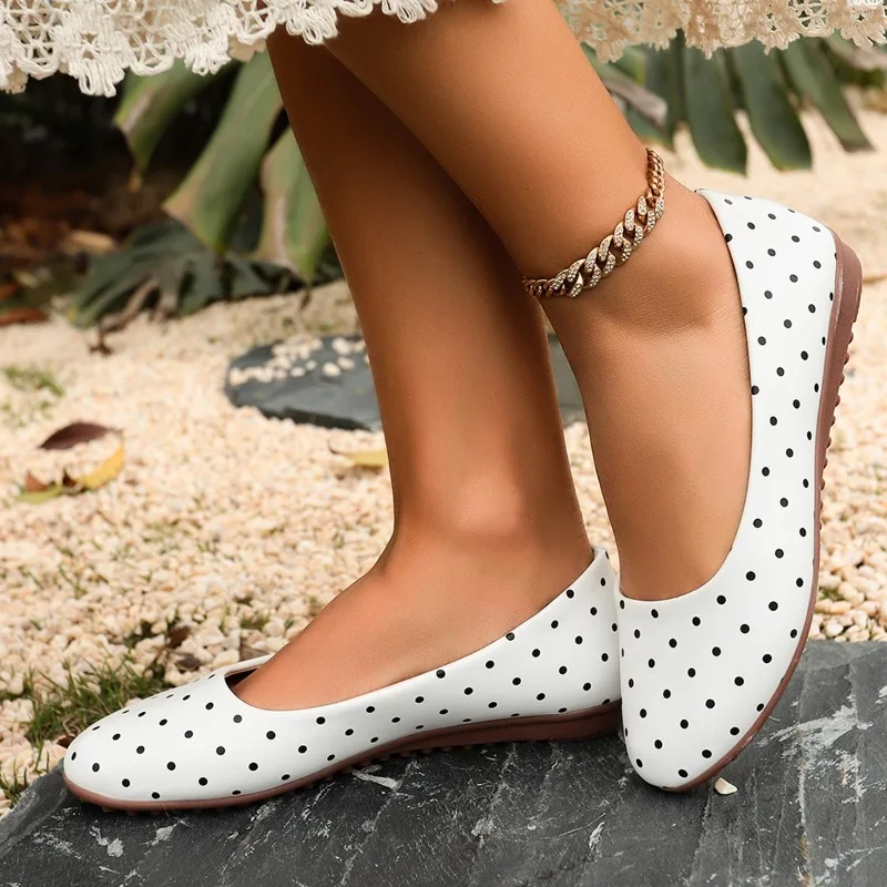 レディース ホワイト ポルカドット フラットシューズ ラウン - Loafer Flat Women のレビューと価格