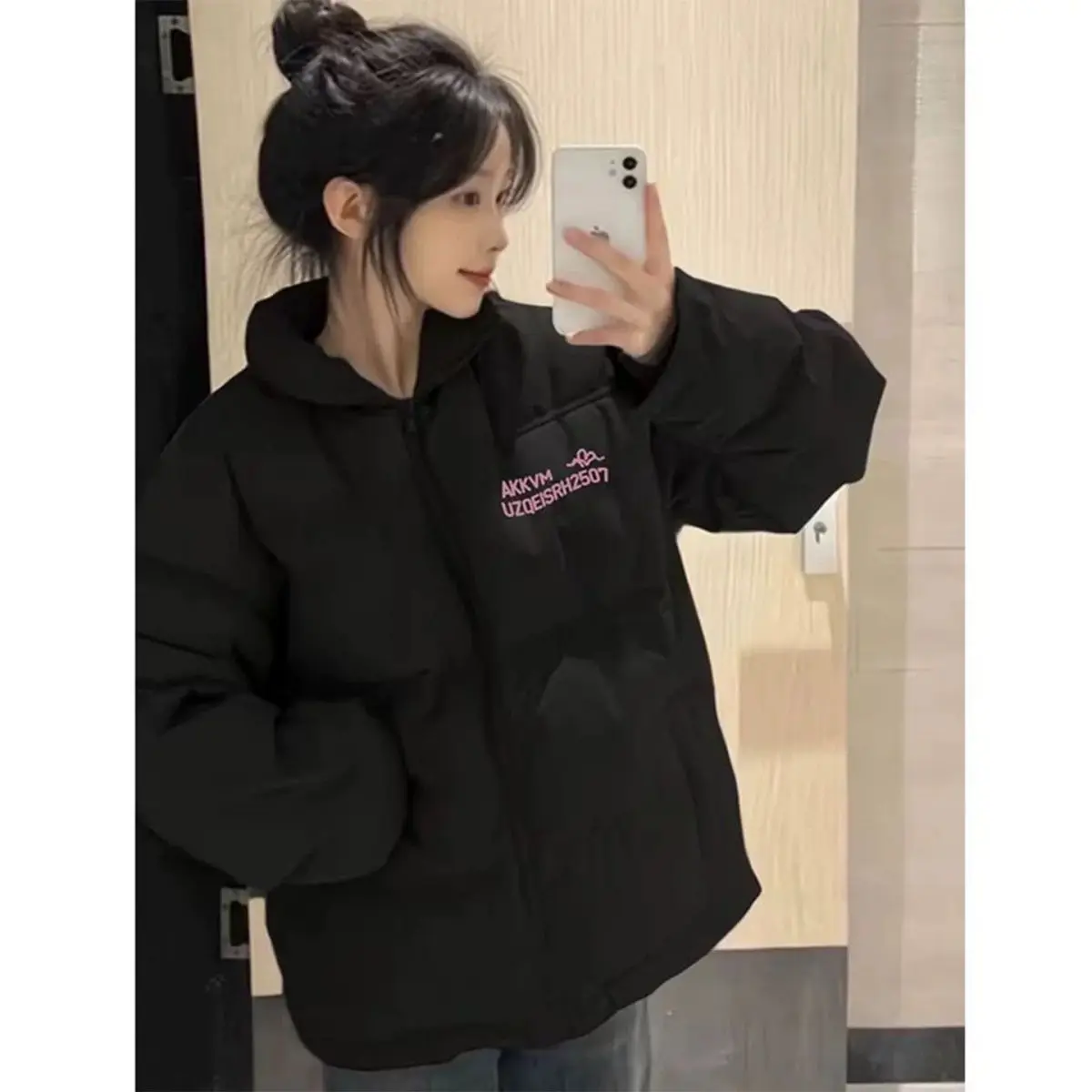 

Черные женские парки-пуховики с дышащим, впитывающим, пористым, проницаемым, губчатым материалом и бантом