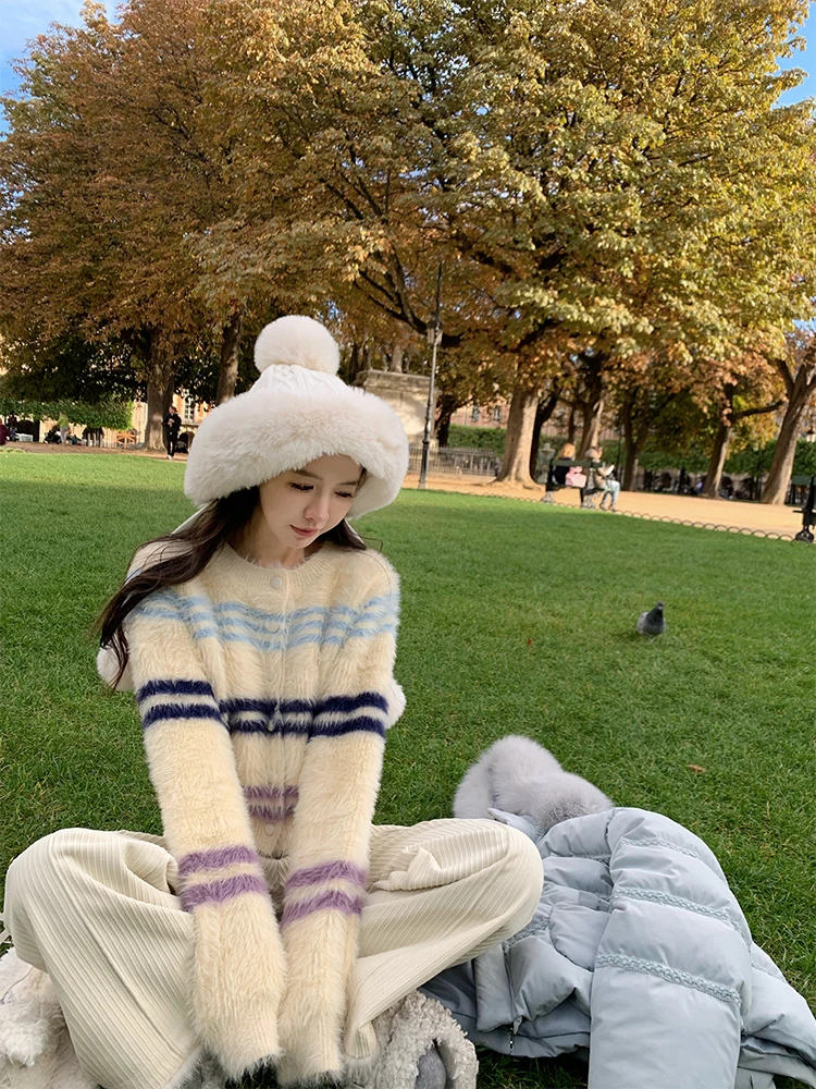 

Вязаный свитер из искусственного меха Thiened, свободный дизайн, женская верхняя одежда Lazy Sle, цветная игра от Yu Xiao, зима 2023,