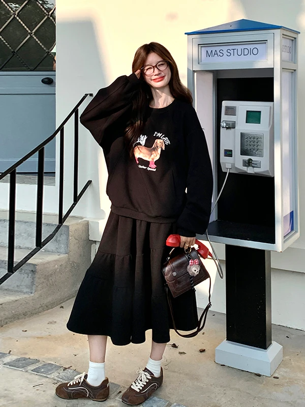 

Весенне-осенний комплект: свитшот с принтом собаки и юбка, женский, для ранней весны, свободный крой, стройнящий, черный, из двух предметов, модный, повседневный