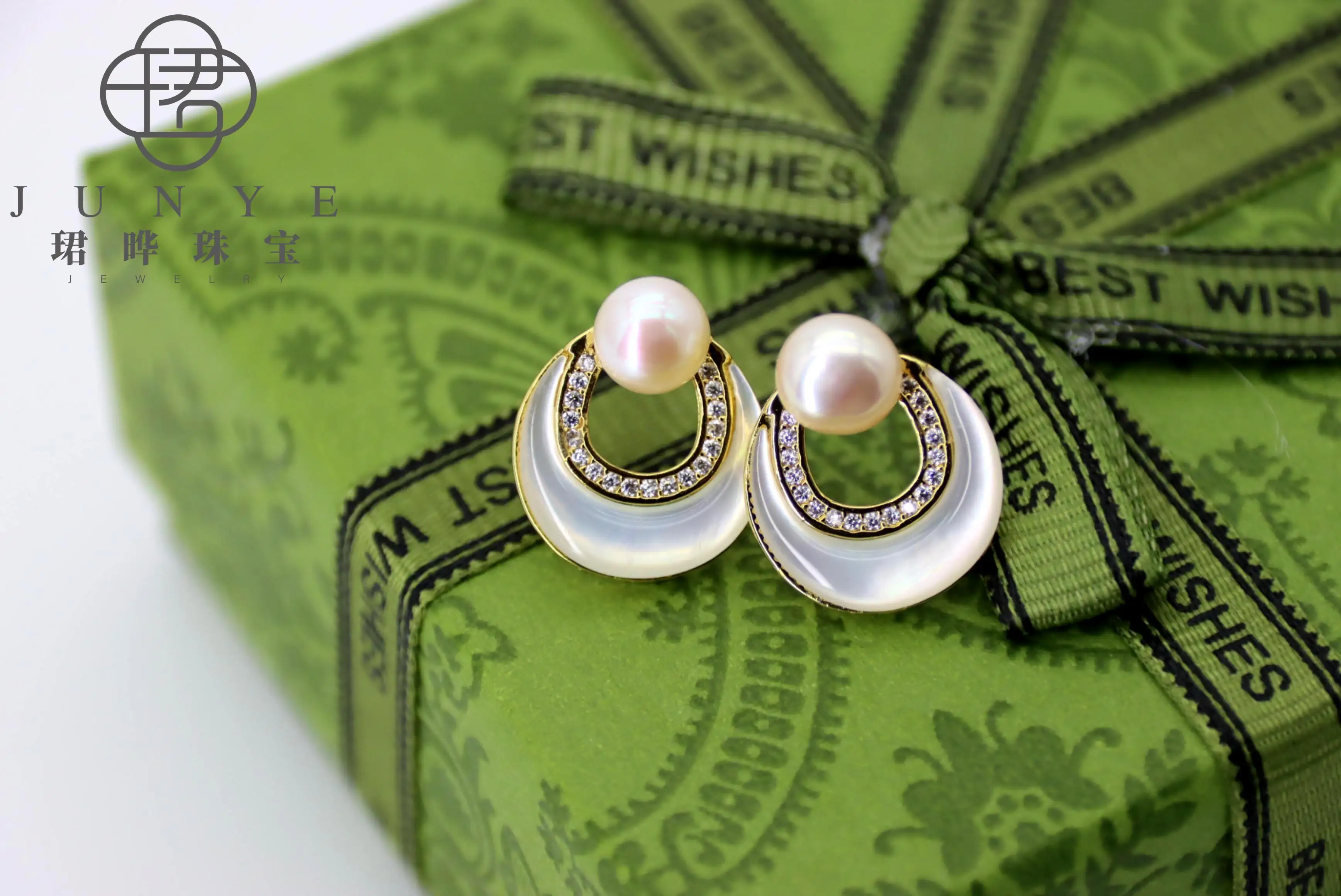 

Высококачественные минималистичные серьги с овальным жемчугом, доступны в золотых/серебряных дизайнах ракушек, идеально подходят для вечеринок и в подарочной упаковке.