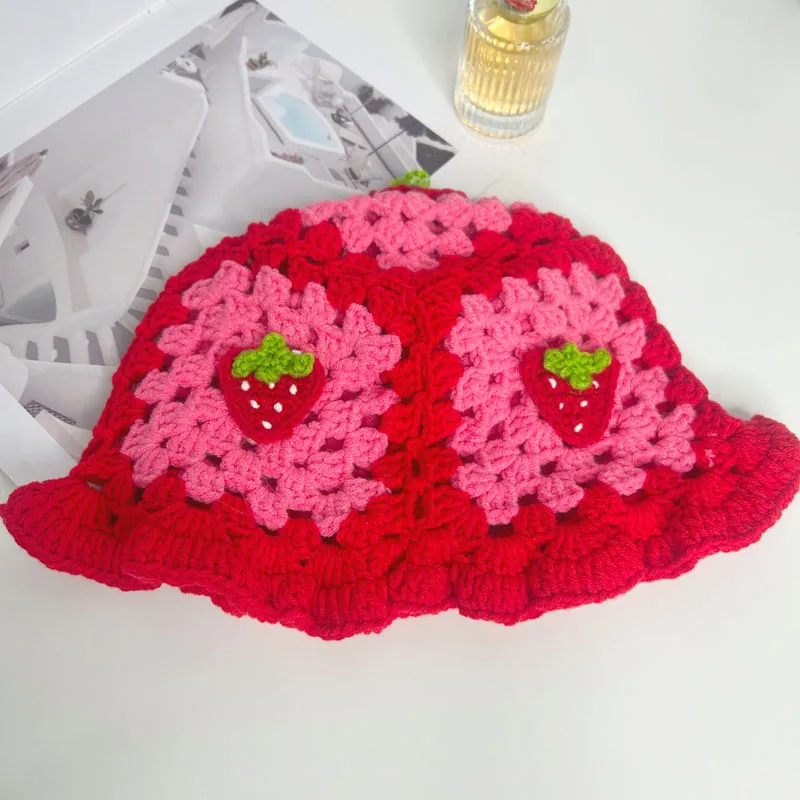 قبعة دلو كروشيه مصنوعة يدويًا على شكل فراولة - قبعة شتوية دافئة كلاسيكية لطيفة للنساء، إكسسوار أنيق للطقس البارد #2